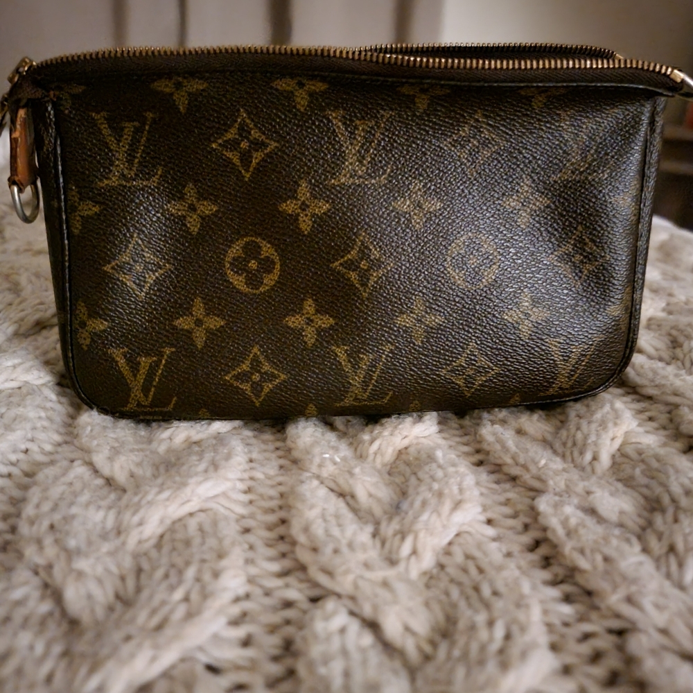 Louis Vuitton Pouchette